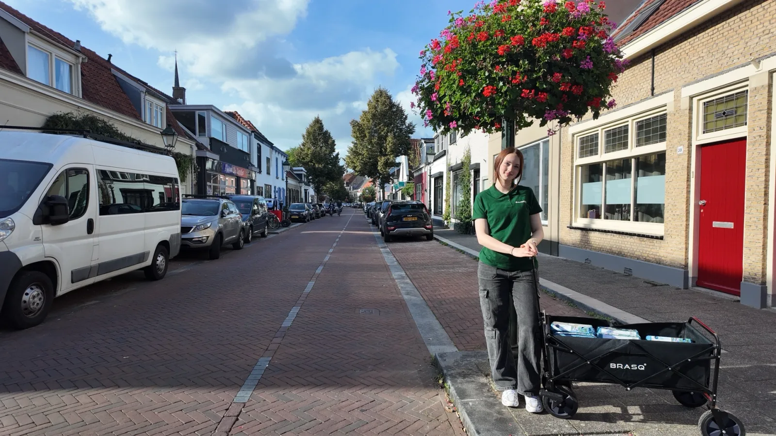Een Buurtbaas met de bolderkar vol eierdozen in de buurt